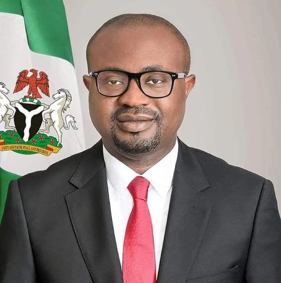 Official portrait with the national flag and coat of arms